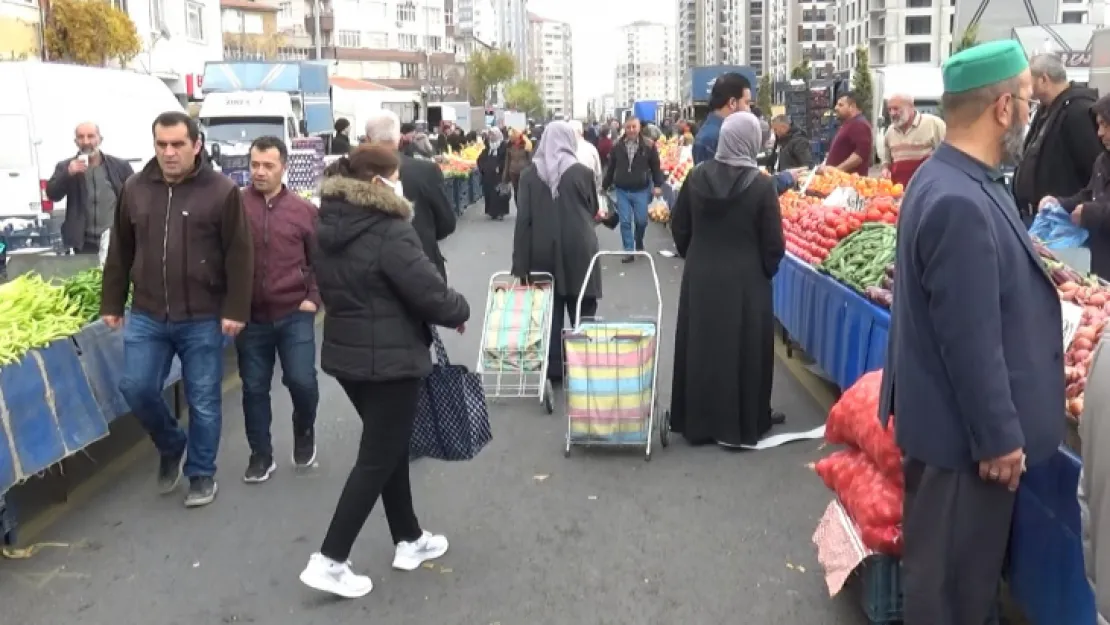 Semt pazarında alışveriş yoğunluğu