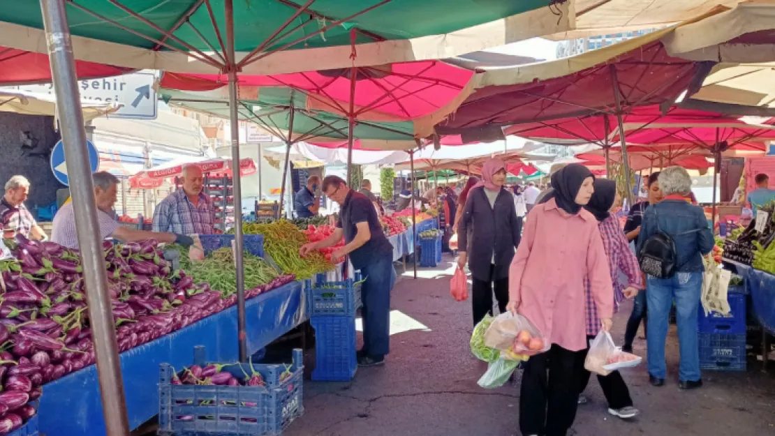 Semt pazarında bu haftanın sebze ve meyve fiyatları