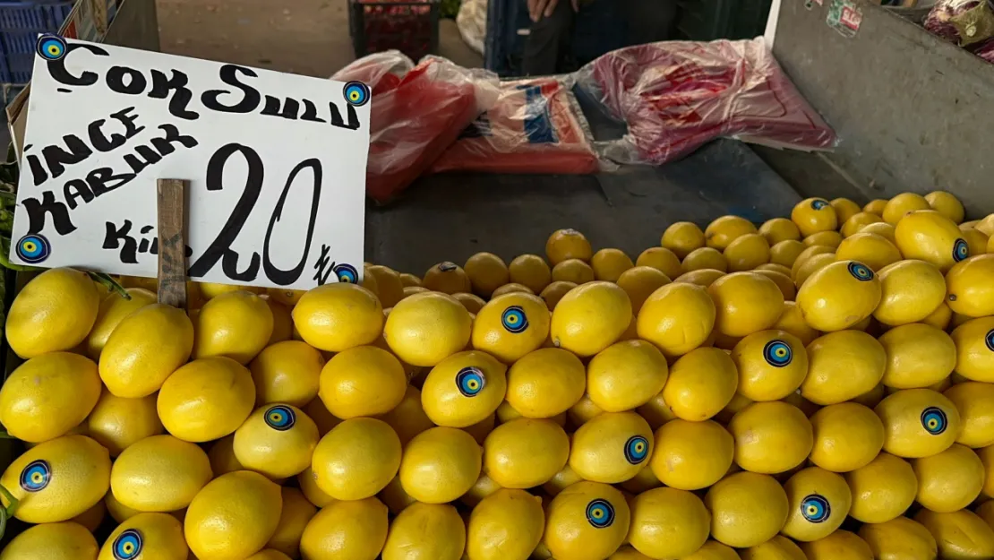 Semt pazarında limon 20 liradan tezgahta