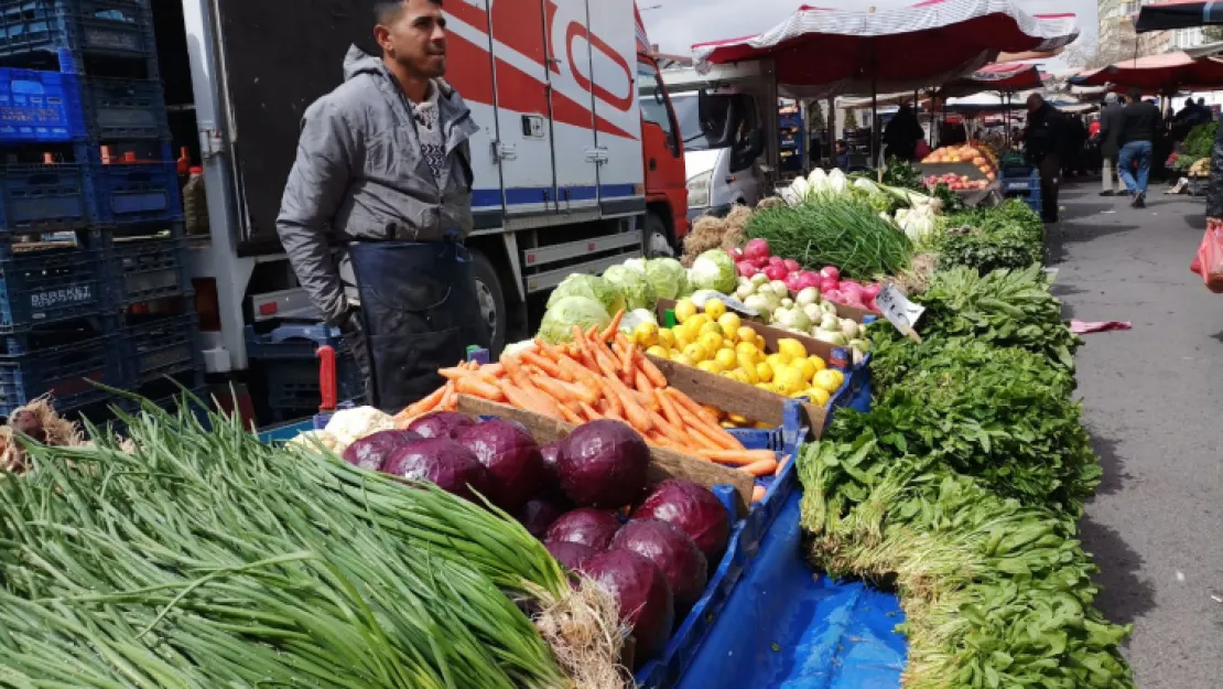 Semt pazarında kuru soğan el yakıyor