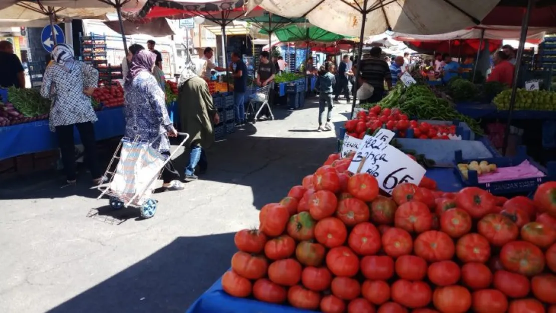 Semt pazarında sebze ve meyve fiyatları