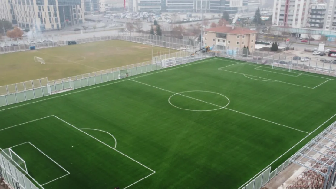 Sentetik çim zemini serilen Sümer Stadı'nın çehresi değişiyor