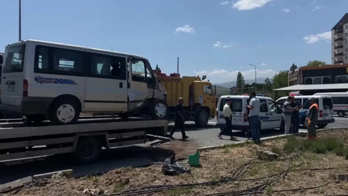 Servis aracı ve minibüs çarpıştı: 6 yaralı