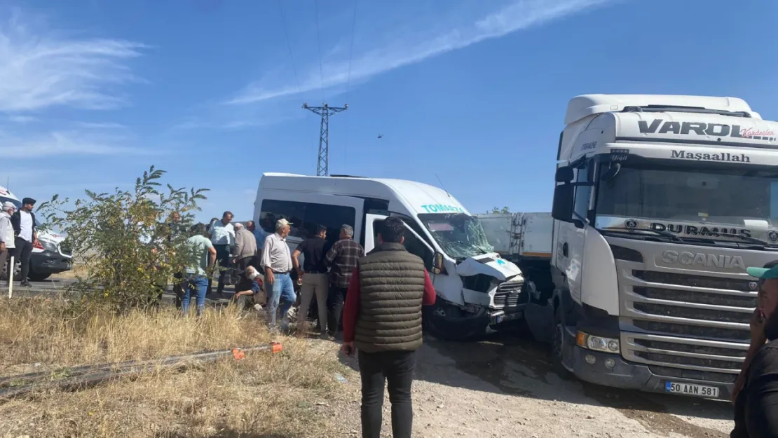 Servis ile TIR çarpıştı: 1'i ağır çok sayıda yaralı var