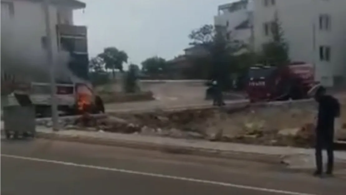 Seyir halindeyken yangın çıkan bir araç küle döndü