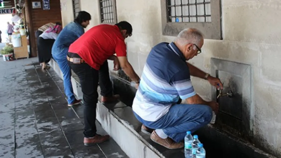 Sıcaktan bunalanlar Erciyes'in soğuk suyu ile serinledi