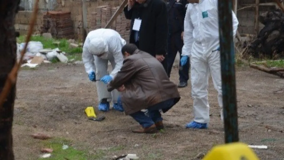 Silahla Bankaya Giren Maskeli 2 Kişi Müşterinin Parasını Çaldı 