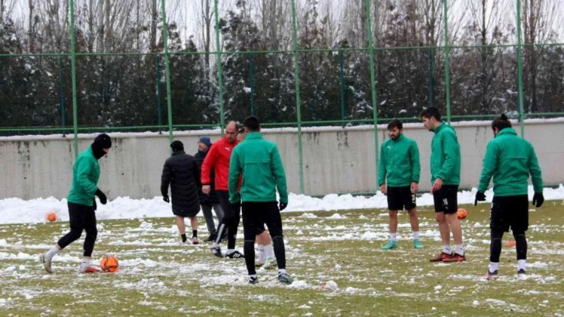 Sivas Belediyespor, kar altında çalıştı