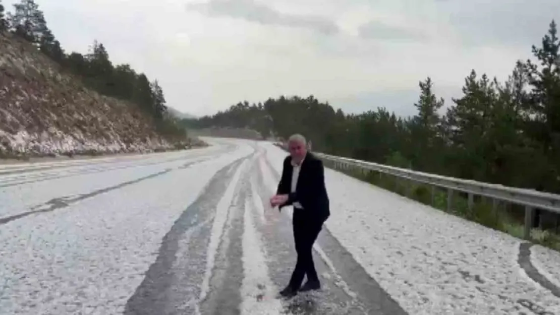 Sivas'ta ceviz büyüklüğünde dolu yağdı