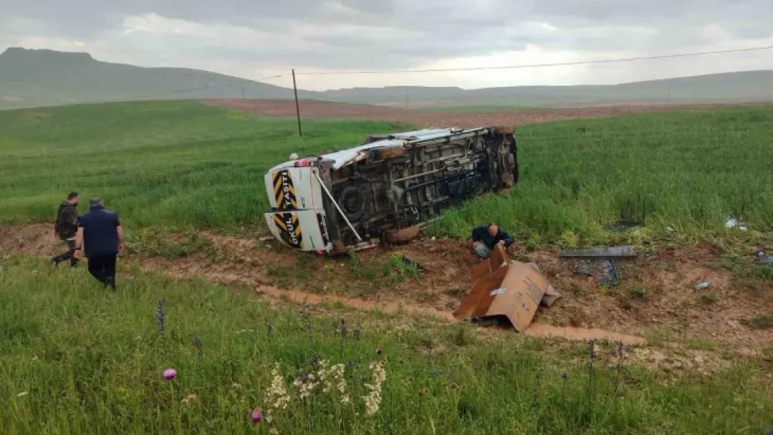 Sivas'ta minibüs tarlaya uçtu: 13 yaralı