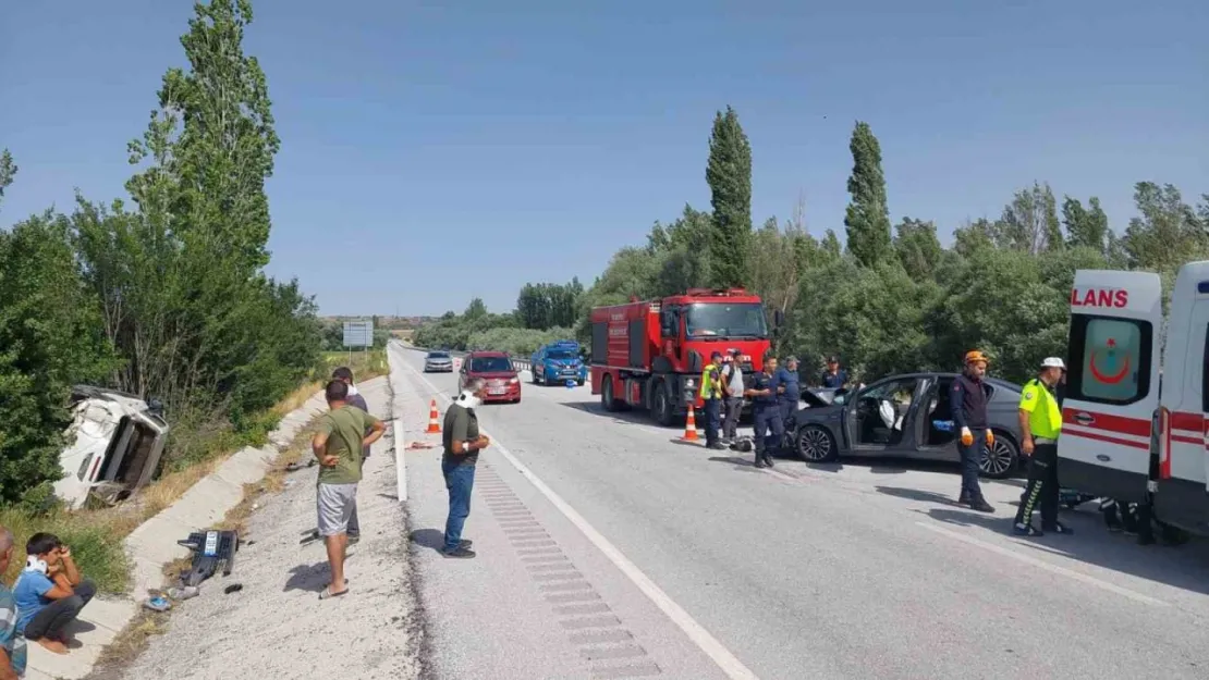 Sivas'ta otomobil ile pikap çarpıştı: 1 ölü 5 yaralı