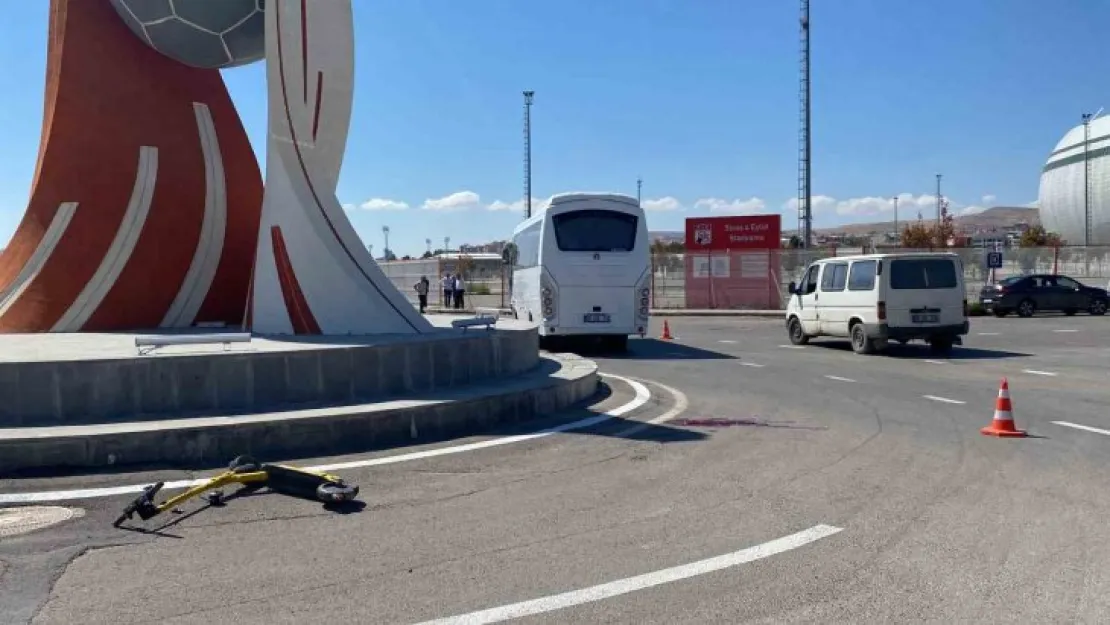 Sivas'ta scooter'lu çocuk ile minibüs çarpıştı: 1 ölü