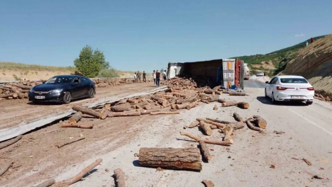 Sivas'ta tomruk yüklü kamyon devrildi: 1 ölü 1 yaralı