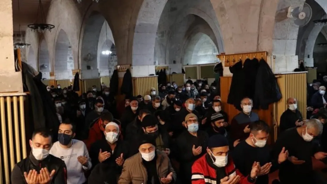 Sivas'ta Ulu Cami sabah namazında doldu taştı