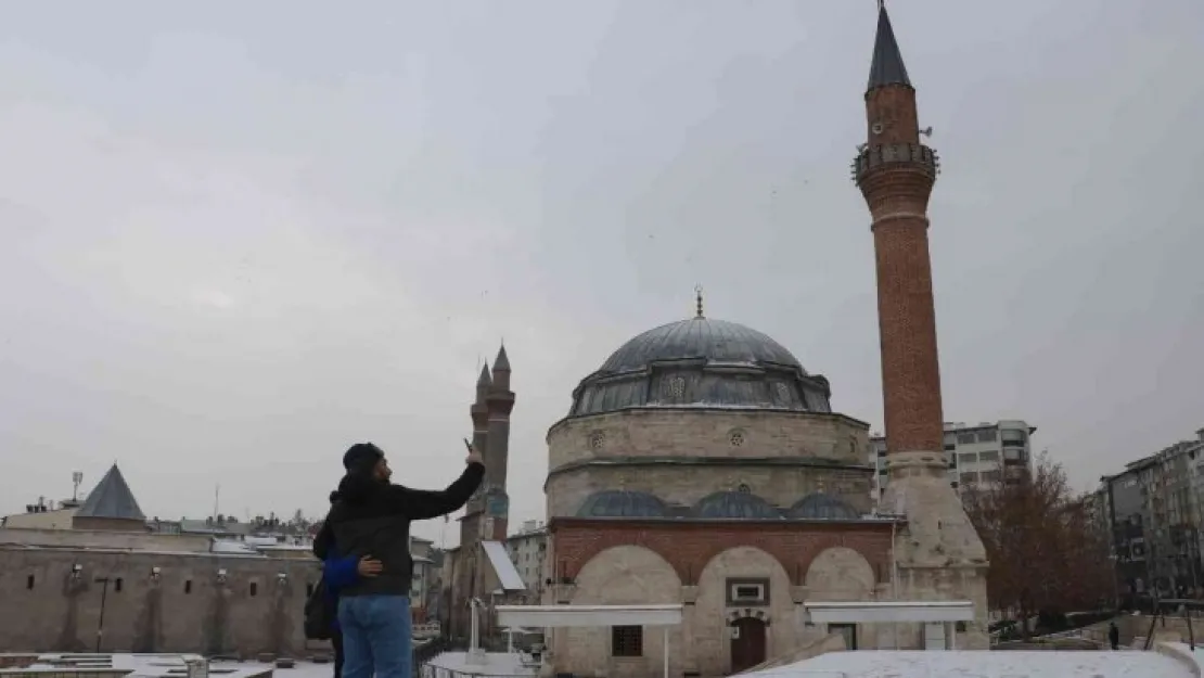 Sivas yeni yıla karla uyandı