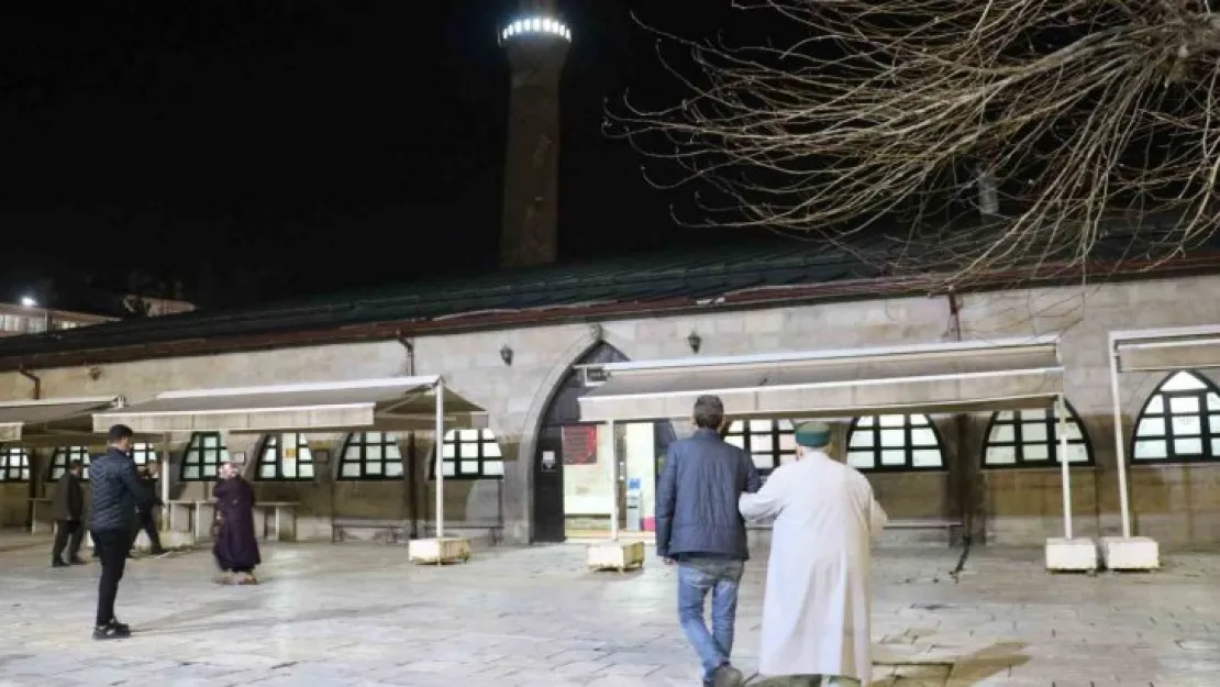 Sivaslılar ilk teravih namazında Ulu Camii'ne akın etti