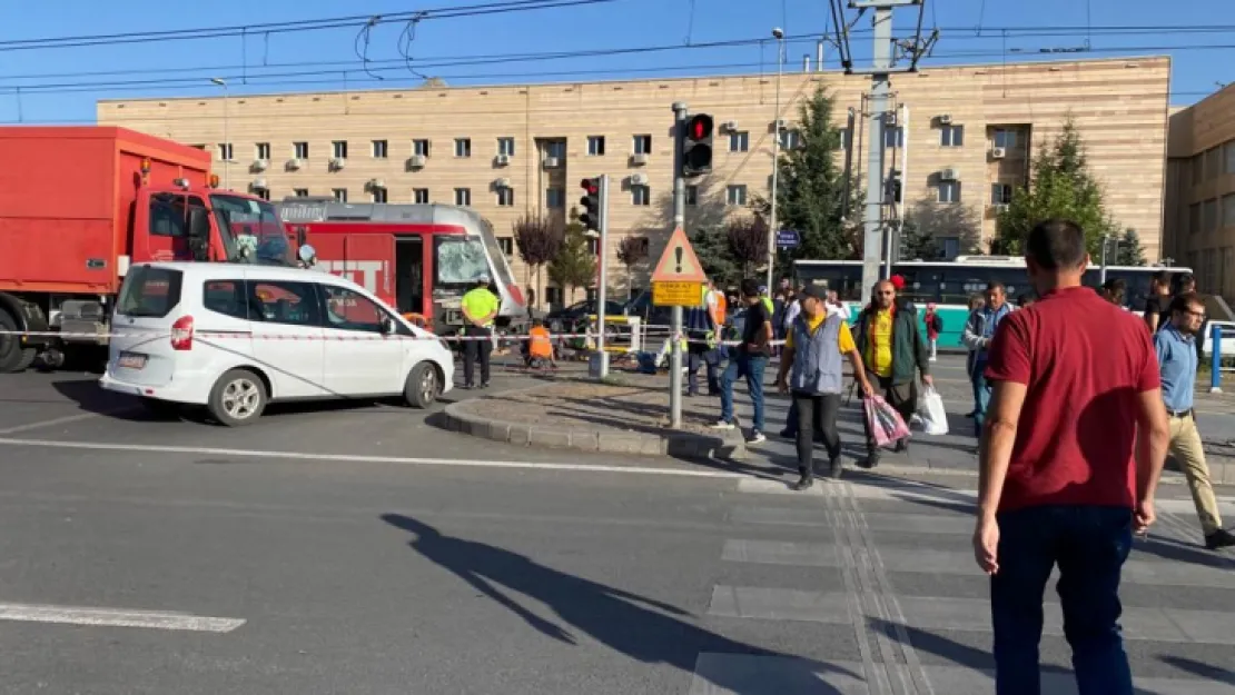 SON DAKİKA… Tramvay kaza yaptı, trafik durdu