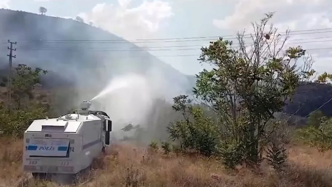 Sönmeyen yangın ancak TOMA'larla kontrol altına alınabildi