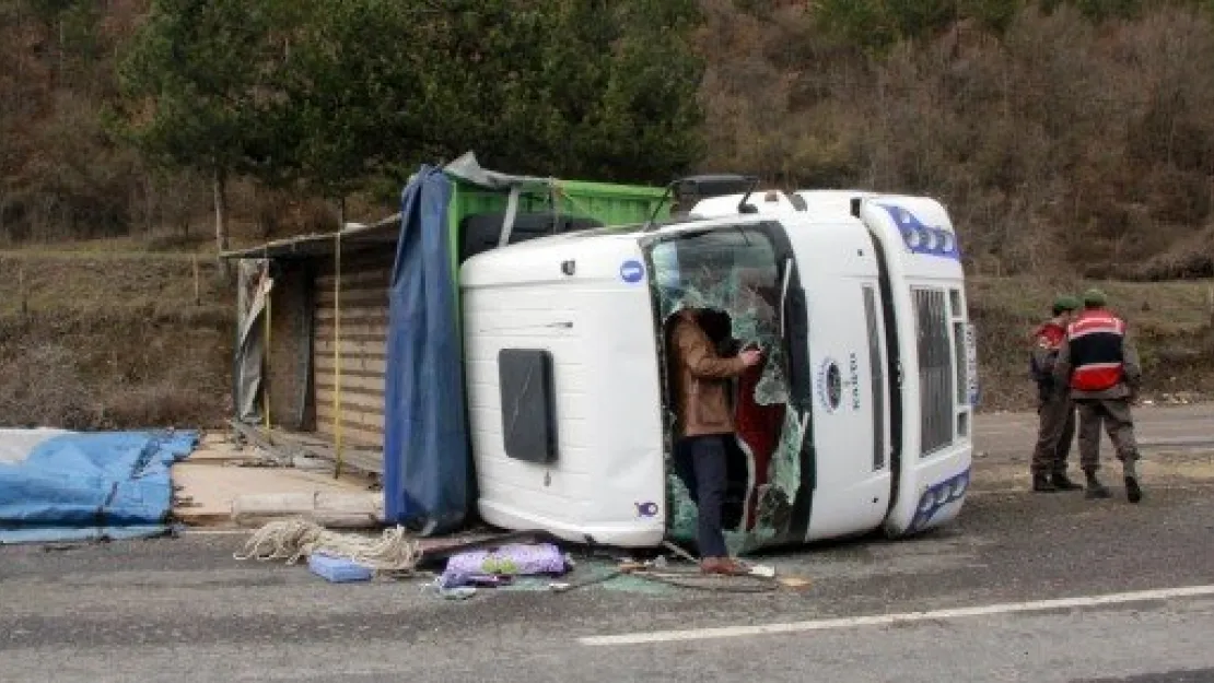 Sunta Yüklü Kamyon Devrildi