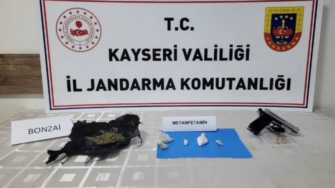 Şüphe üzerinde durdurulan araçtakilerden uyuşturucu çıktı