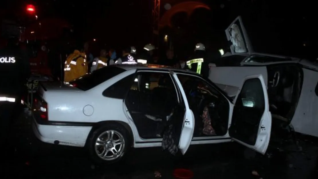 TAKLA ATAN OTOMOBİL DİĞER OTOMOBİLİN ÜSTÜNE UÇTU 1 ÖLÜ, 6 YARALI