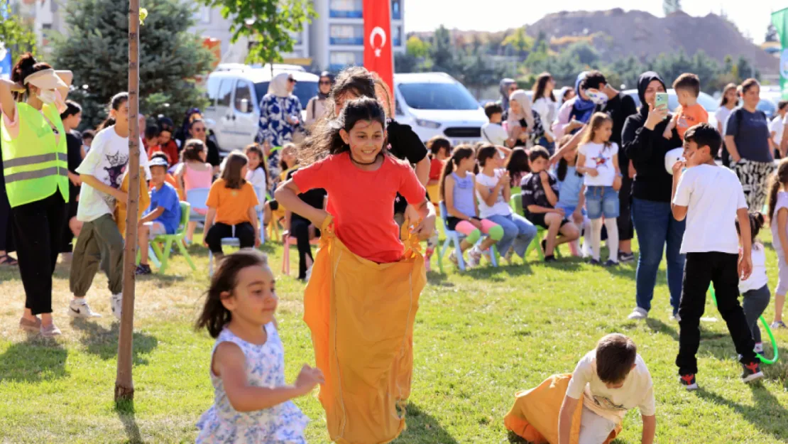 Talas Belediyesi'nden Çocuklara Karne Hediyesi