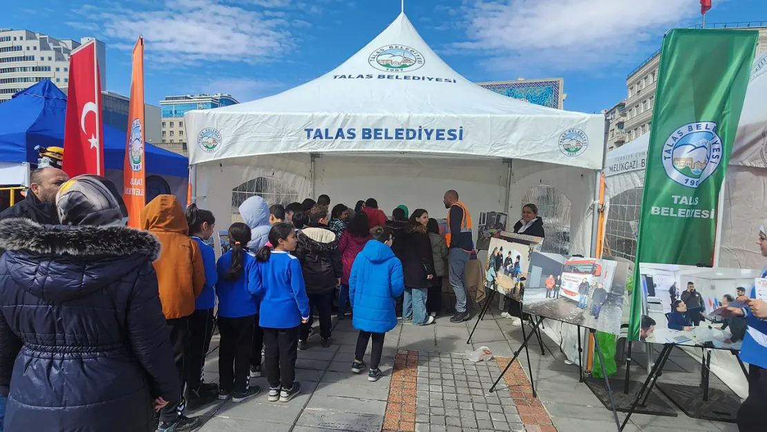 Talas Belediyesi'nden Meydan'da deprem standı