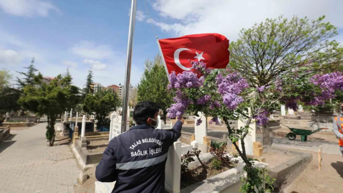 Talas mezarlıklarına bayram temizliği