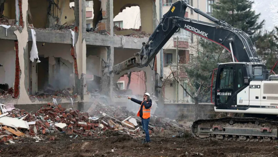 Talas'ın çürük yapıları  sesle yıkılıyor