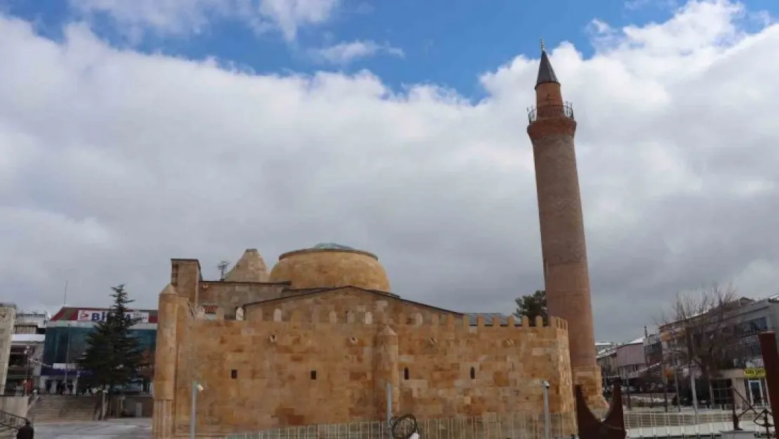 Tarihe tanıklık eden medrese görüntüsü ile hayran bırakıyor