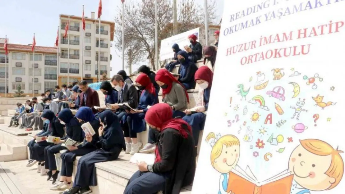 Tarihi binanın bahçesinde kitap okudular