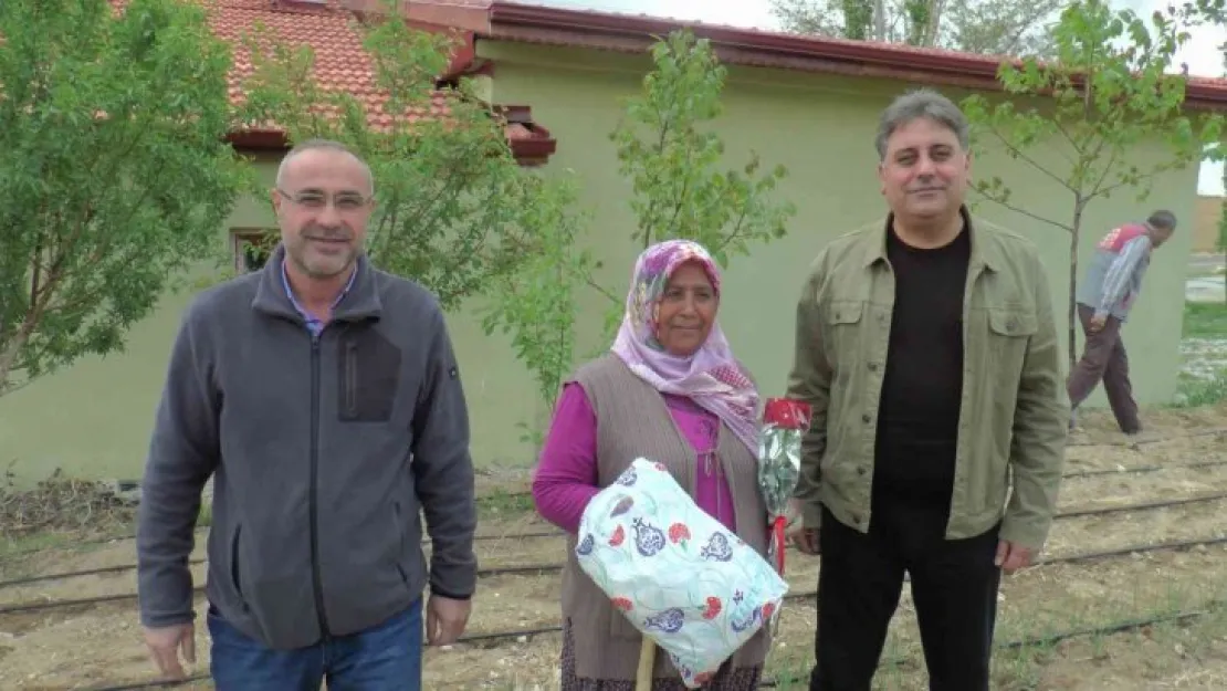 Tarlada çalışan annelerin Anneler Günü kutlandı