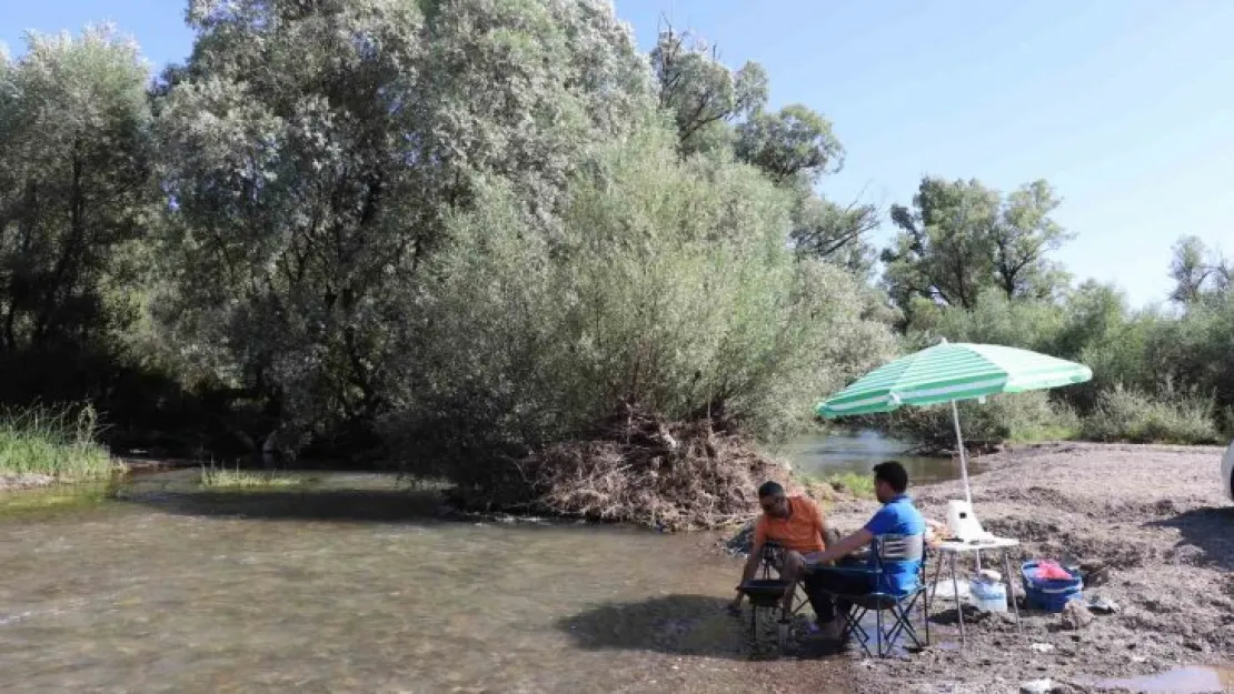 Tatile gidemeyenler akın ediyorlar, eşsiz doğası ve serin suyuyla ferahlıyorlar