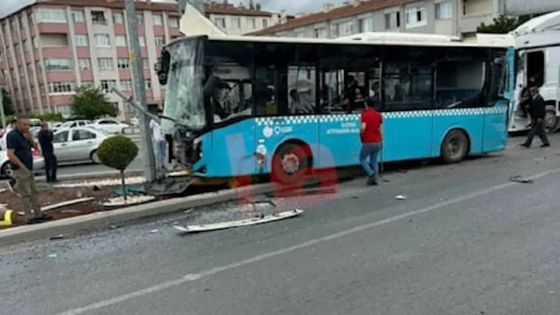 TIR, halk otobüsü ve otomobilin karıştığı kazada 8 kişi yaralandı