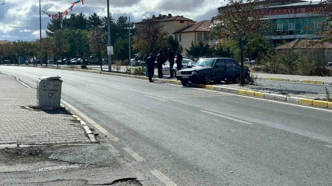 Tırla çarpışan otomobil refüje çıktı