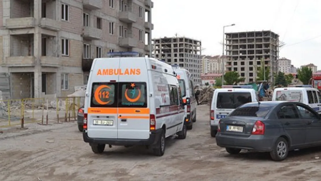 Tişörtü ile kendisini asarak intihar etti