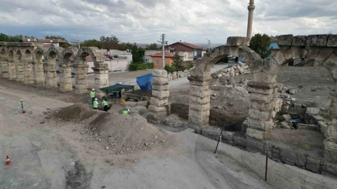 Toprak altında kalan 2 bin yıllık su kemerleri gün yüzüne çıkartılıyor