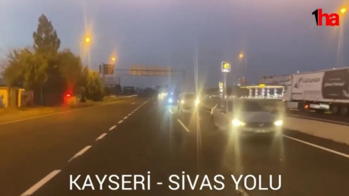 Trafikte bayram mesaisi: Ekipler yol durumu hakkında bilgilendiriyor