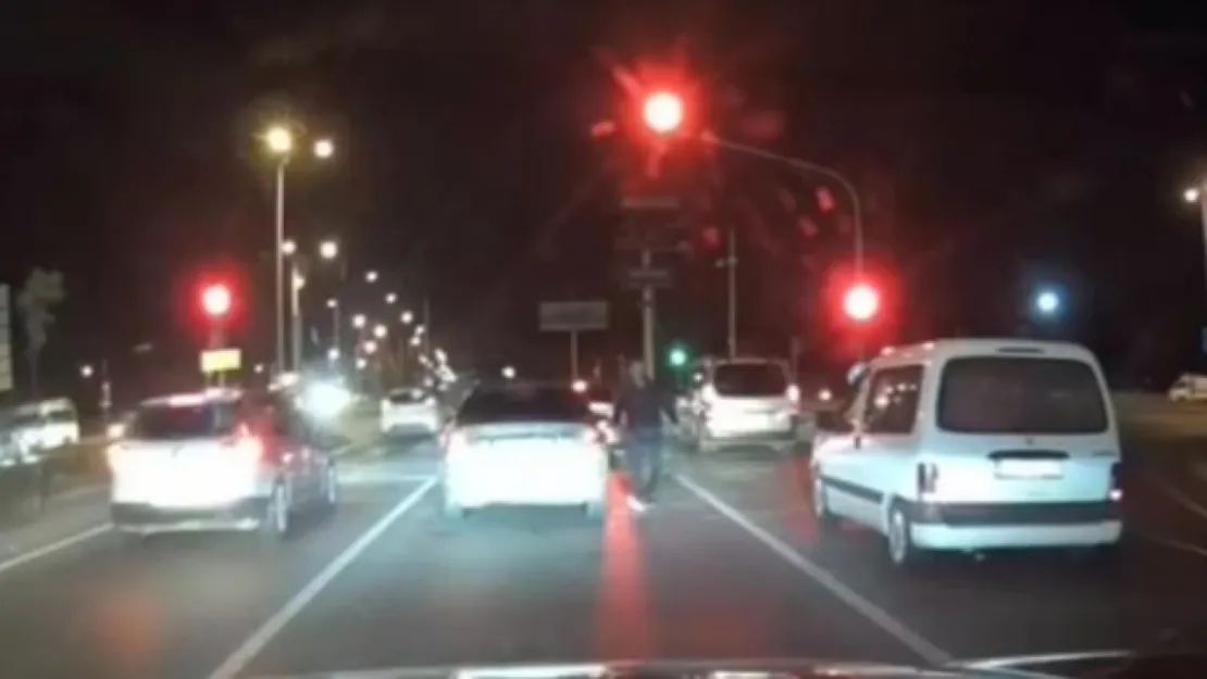Trafikte tartıştığı araçtakilere silahını çekti