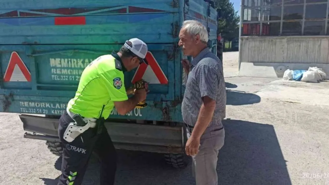 Traktör sürücüleri römorklarına reflektör taktı