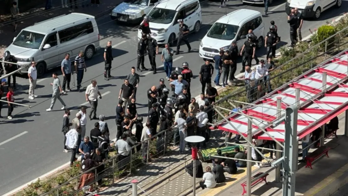 Tramvay kazasında ölen gencin ailesinden tabutlu tepki