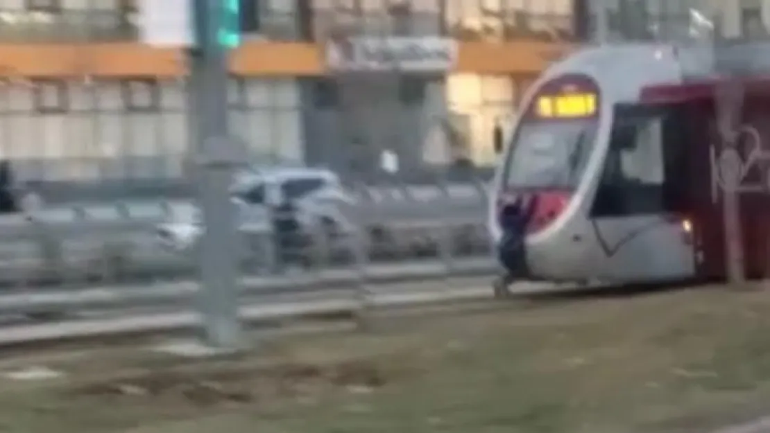 Tramvaya tutunan vatandaştan tehlikeli yolculuk