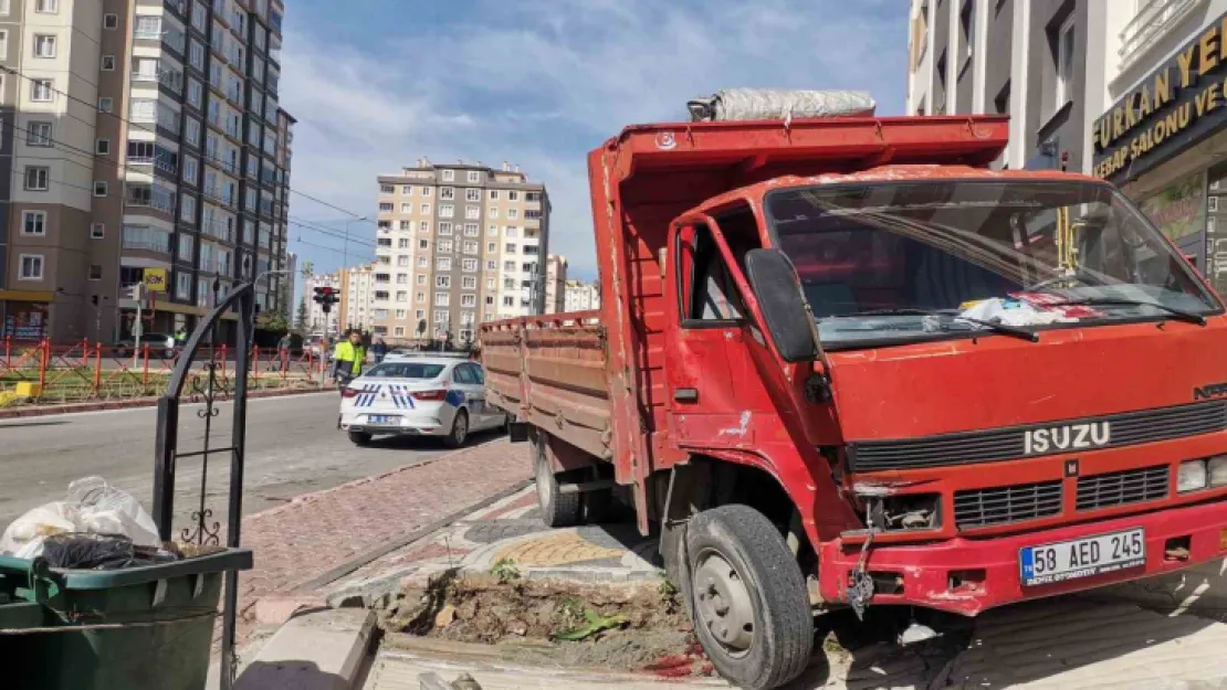 Tramvayın çarptığı kamyonet istinat duvarına girdi