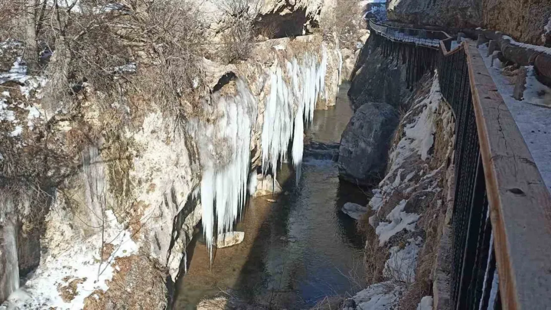 Turistik vadide dev buz sarkıtları oluştu