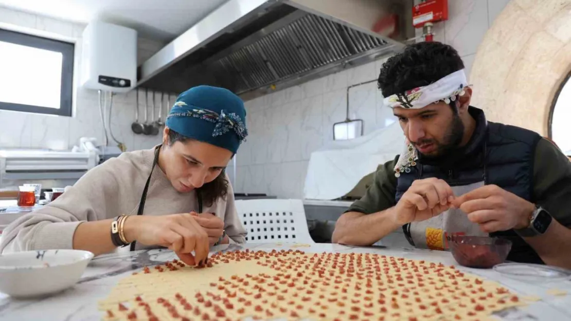 Turistler Kapadokya'da mantı doldurdu, tandırda ekmek pişirdi