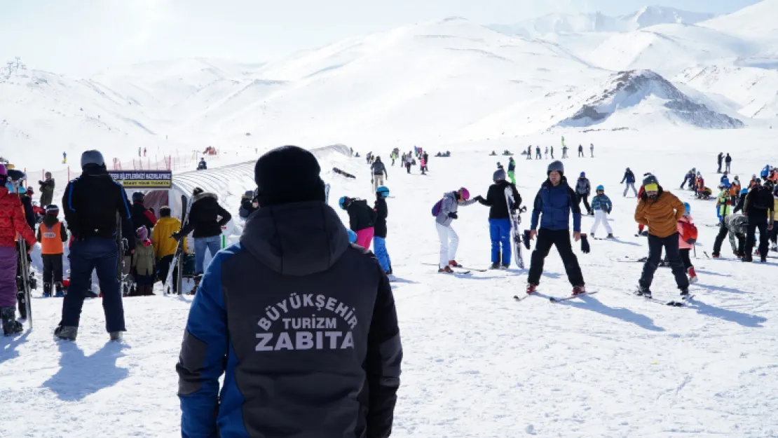 Turizm zabıtası, Erciyes'te görevde