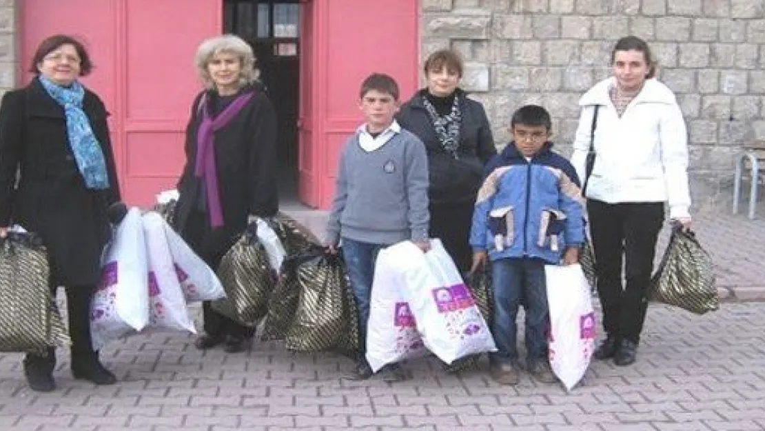 Türk Anneler Derneğinden Öğrencilere Yardım