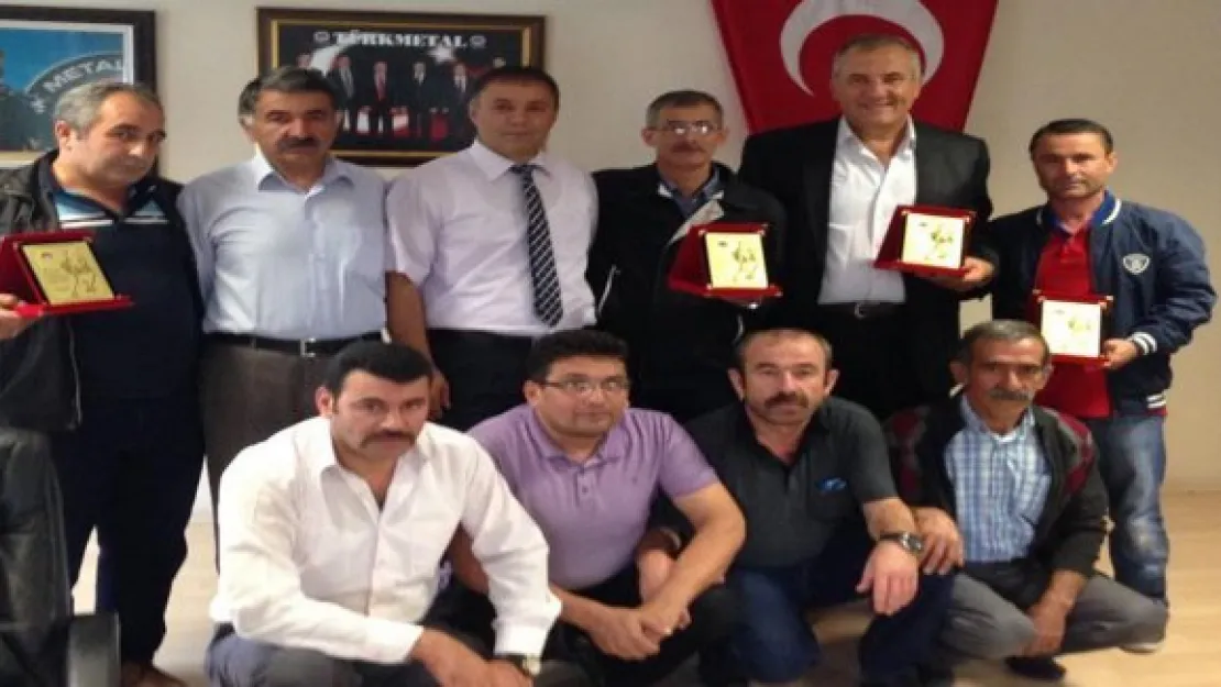 Türk Metal Sendikası'ndan emekli olan üyelerine plaket