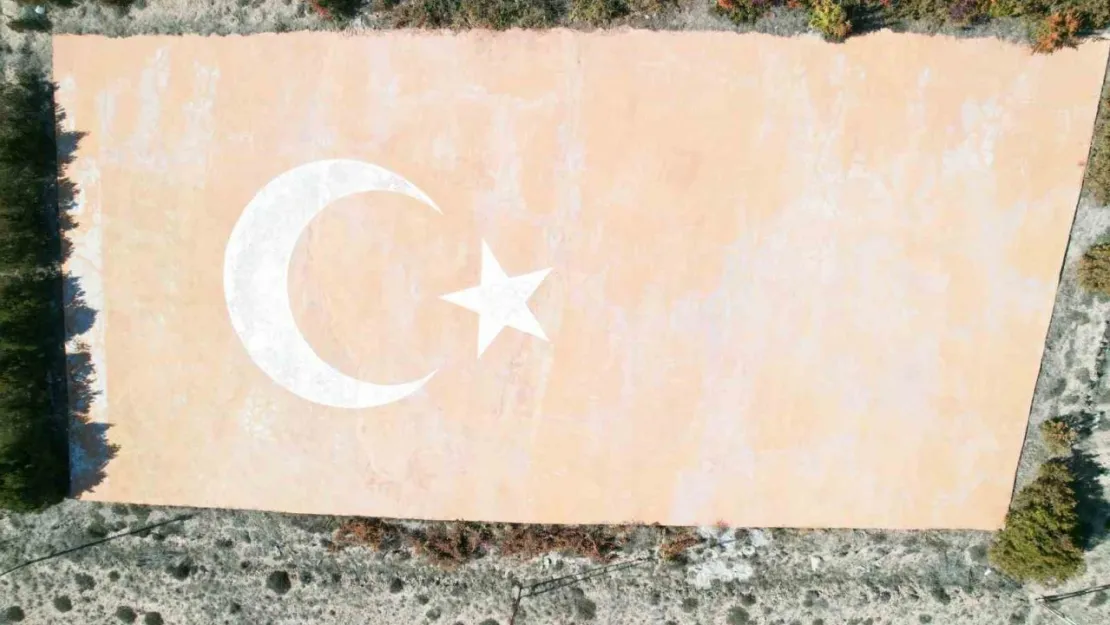 Türkiye'nin en büyük beton Türk bayrağı yeniden boyandı