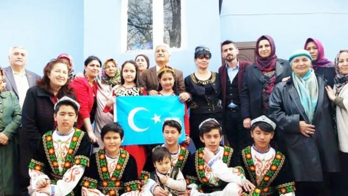 TÜRKİYE, AZERBAYCAN, DOĞU TÜRKİSTAN'LI YÜREKLER   KAYSERİ'DE BİRLEŞTİ